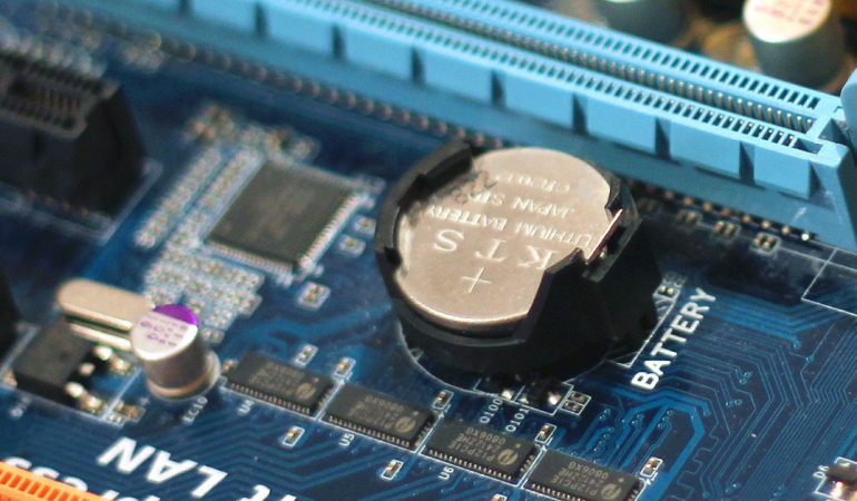 Porque se desconfigura la hora y fecha de mi pc al encenderla de nuevo